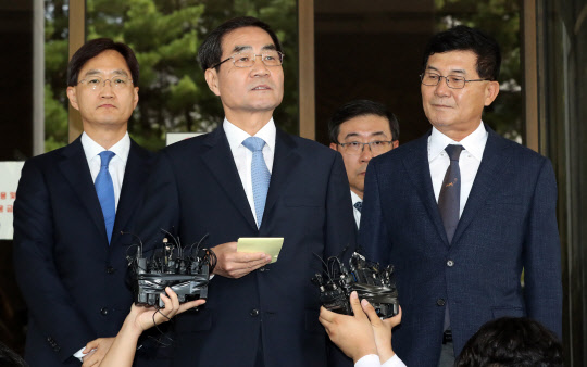 대법원이 박근혜 전 대통령, '비선실세' 최순실, 그리고 이재용 삼성전자 부회장이 연루된 이른바 '국정농단' 사건에 대한 재판을 파기환송한 29일 이인재 변호사를 비롯한 삼성 측 변호인단이 서울 서초동 대법원 대법정에서 방청을 마치고 입장을 밝히고 있다. <연합뉴스>